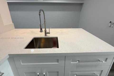 Immobilier commercial à louer à Miami, Floride: 1 chambre, 147.06 m2 № 2407220 - photo 12