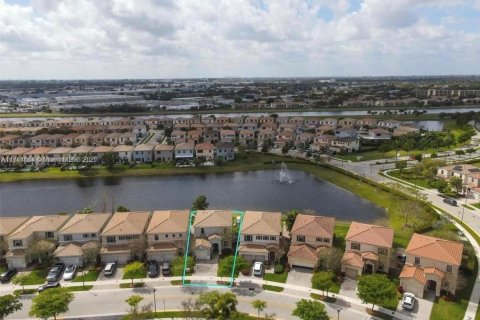 Villa ou maison à vendre à Miami, Floride: 3 chambres, 182.55 m2 № 2037562 - photo 6
