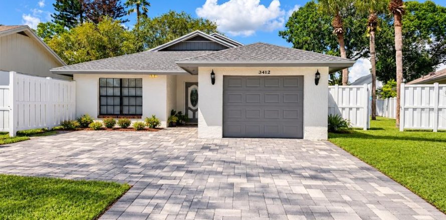 House in Orlando, Florida 3 bedrooms, 147.81 sq.m. № 2354553