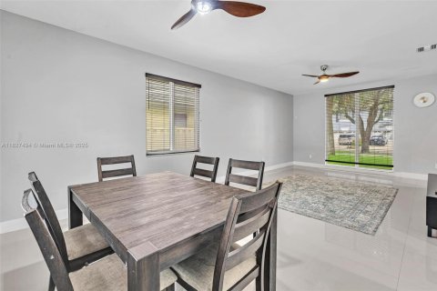 House in Cooper City, Florida 4 bedrooms, 237.09 sq.m. № 1799470 - photo 23