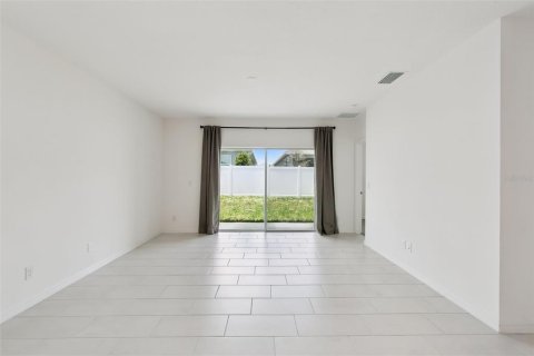 House in TRINITY LAKES in Groveland, Florida 4 bedrooms, 143.07 sq.m. № 2097021 - photo 6