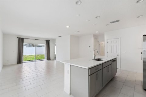House in TRINITY LAKES in Groveland, Florida 4 bedrooms, 143.07 sq.m. № 2097021 - photo 8