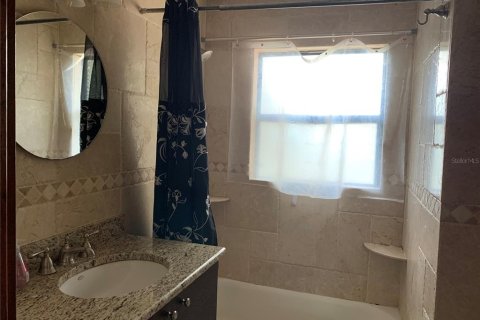House in Sarasota, Florida 3 bedrooms, 107.49 sq.m. № 2275494 - photo 12