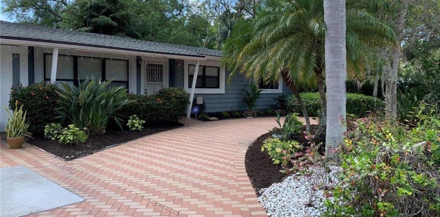 House in Sarasota, Florida 3 bedrooms, 107.49 sq.m. № 2275494