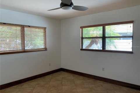 House in Sarasota, Florida 3 bedrooms, 107.49 sq.m. № 2275494 - photo 14