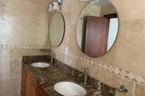 House in Sarasota, Florida 3 bedrooms, 107.49 sq.m. № 2275494 - photo 15
