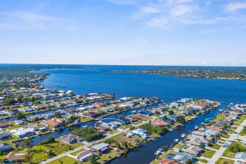 House in Port Charlotte, Florida 3 bedrooms, 196.67 sq.m. № 1634526 - photo 2