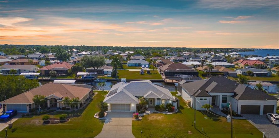 House in Port Charlotte, Florida 3 bedrooms, 196.67 sq.m. № 1634526