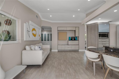 House in Miami, Florida 4 bedrooms, 150.69 sq.m. № 1881853 - photo 10