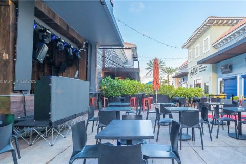 Commercial property in Kendall, Florida № 1961748 - photo 4