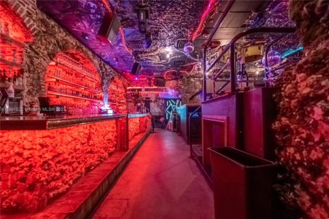 Commercial property in Kendall, Florida № 1961748 - photo 11