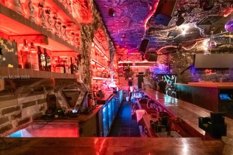 Commercial property in Kendall, Florida № 1961748 - photo 12