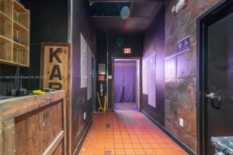 Commercial property in Kendall, Florida № 1961748 - photo 14