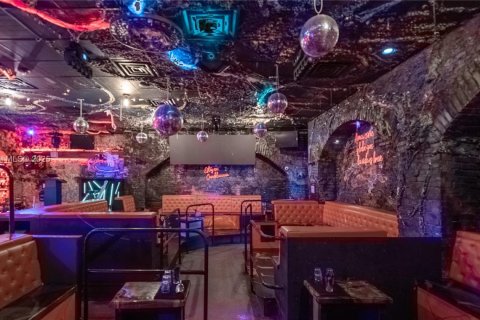 Commercial property in Kendall, Florida № 1961748 - photo 9