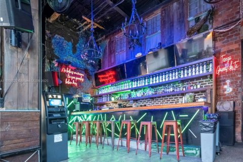 Commercial property in Kendall, Florida № 1961748 - photo 1