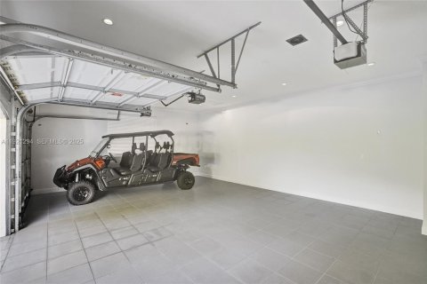 House in Miami, Florida 4 bedrooms, 417.69 sq.m. № 2076775 - photo 18