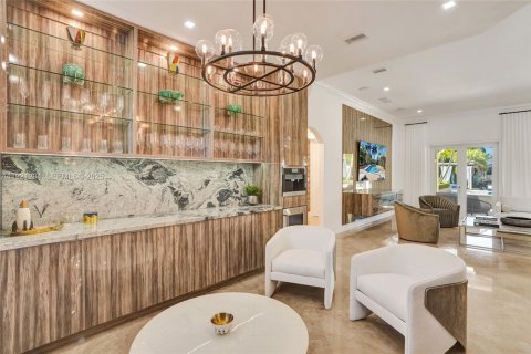House in Miami, Florida 4 bedrooms, 417.69 sq.m. № 2076775 - photo 9