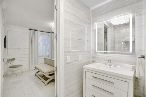 House in Miami, Florida 4 bedrooms, 417.69 sq.m. № 2076775 - photo 17