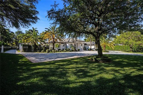 House in Miami, Florida 4 bedrooms, 417.69 sq.m. № 2076775 - photo 4