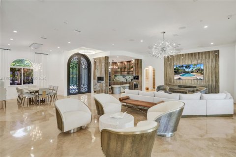 House in Miami, Florida 4 bedrooms, 417.69 sq.m. № 2076775 - photo 10