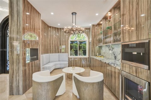 House in Miami, Florida 4 bedrooms, 417.69 sq.m. № 2076775 - photo 8