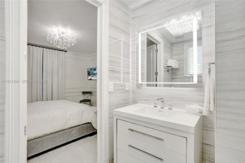 House in Miami, Florida 4 bedrooms, 417.69 sq.m. № 2076775 - photo 14