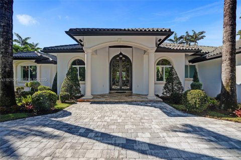 House in Miami, Florida 4 bedrooms, 417.69 sq.m. № 2076775 - photo 6