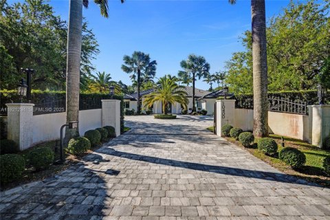 House in Miami, Florida 4 bedrooms, 417.69 sq.m. № 2076775 - photo 5
