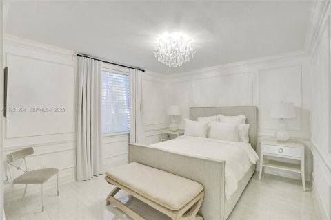 House in Miami, Florida 4 bedrooms, 417.69 sq.m. № 2076775 - photo 16