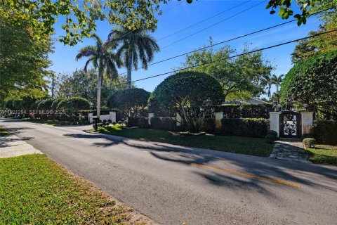House in Miami, Florida 4 bedrooms, 417.69 sq.m. № 2076775 - photo 3