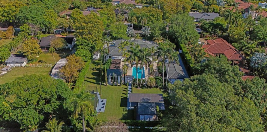 House in Miami, Florida 4 bedrooms, 417.69 sq.m. № 2076775