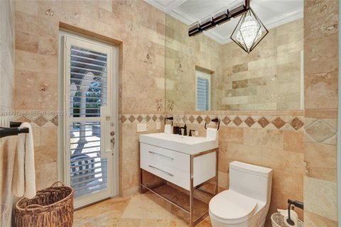 House in Miami, Florida 4 bedrooms, 417.69 sq.m. № 2076775 - photo 23