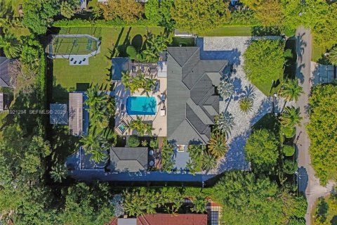 House in Miami, Florida 4 bedrooms, 417.69 sq.m. № 2076775 - photo 2