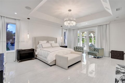 House in Miami, Florida 4 bedrooms, 417.69 sq.m. № 2076775 - photo 11