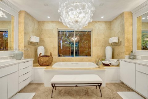 House in Miami, Florida 4 bedrooms, 417.69 sq.m. № 2076775 - photo 12