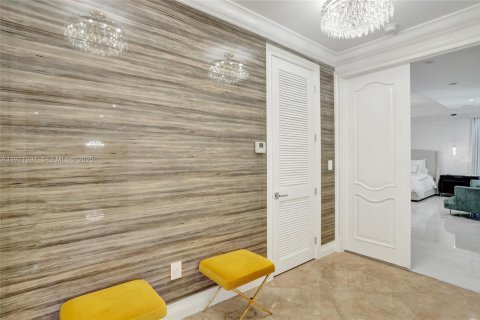 House in Miami, Florida 4 bedrooms, 417.69 sq.m. № 2076775 - photo 7