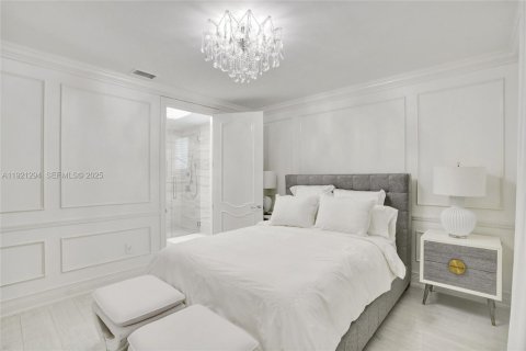 House in Miami, Florida 4 bedrooms, 417.69 sq.m. № 2076775 - photo 13