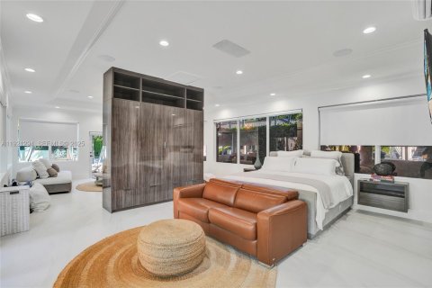 House in Miami, Florida 4 bedrooms, 417.69 sq.m. № 2076775 - photo 28