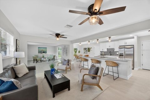 House in Saint Petersburg, Florida 3 bedrooms, 142.33 sq.m. № 1876600 - photo 15