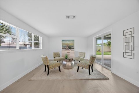 House in Saint Petersburg, Florida 3 bedrooms, 142.33 sq.m. № 1876600 - photo 16