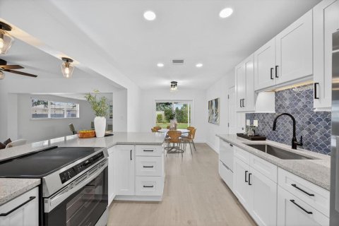 House in Saint Petersburg, Florida 3 bedrooms, 142.33 sq.m. № 1876600 - photo 9