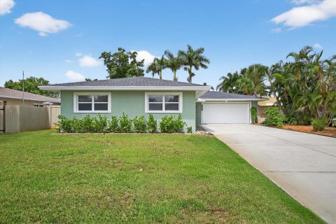 House in Saint Petersburg, Florida 3 bedrooms, 142.33 sq.m. № 1876600 - photo 2