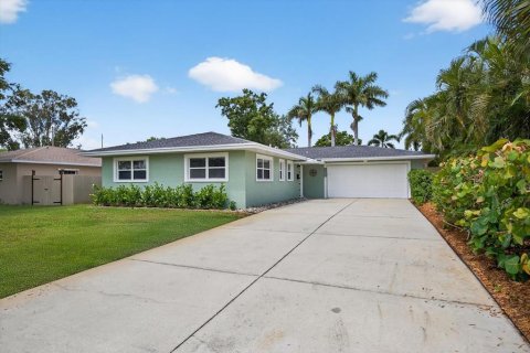 House in Saint Petersburg, Florida 3 bedrooms, 142.33 sq.m. № 1876600 - photo 1