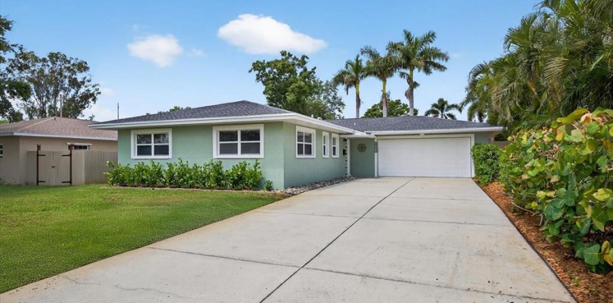House in Saint Petersburg, Florida 3 bedrooms, 142.33 sq.m. № 1876600