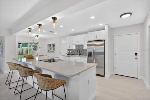 House in Saint Petersburg, Florida 3 bedrooms, 142.33 sq.m. № 1876600 - photo 5