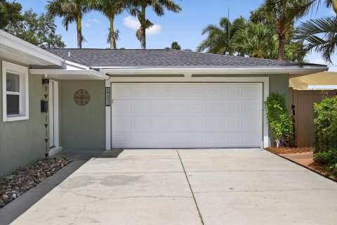 House in Saint Petersburg, Florida 3 bedrooms, 142.33 sq.m. № 1876600 - photo 3
