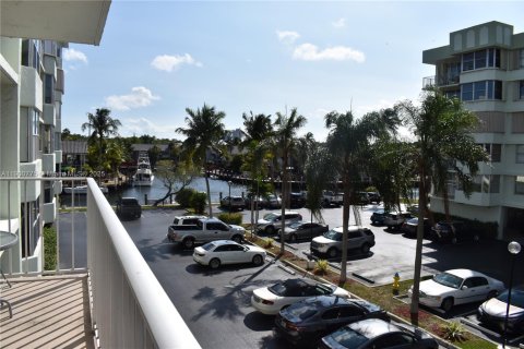Copropriété à vendre à North Miami Beach, Floride: 2 chambres, 105.17 m2 № 2015362 - photo 3