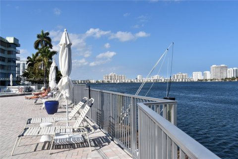 Copropriété à vendre à North Miami Beach, Floride: 2 chambres, 105.17 m2 № 2015362 - photo 19
