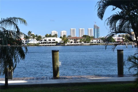 Copropriété à vendre à North Miami Beach, Floride: 2 chambres, 105.17 m2 № 2015362 - photo 2