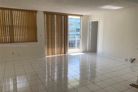 Copropriété à vendre à North Miami Beach, Floride: 2 chambres, 105.17 m2 № 2015362 - photo 4